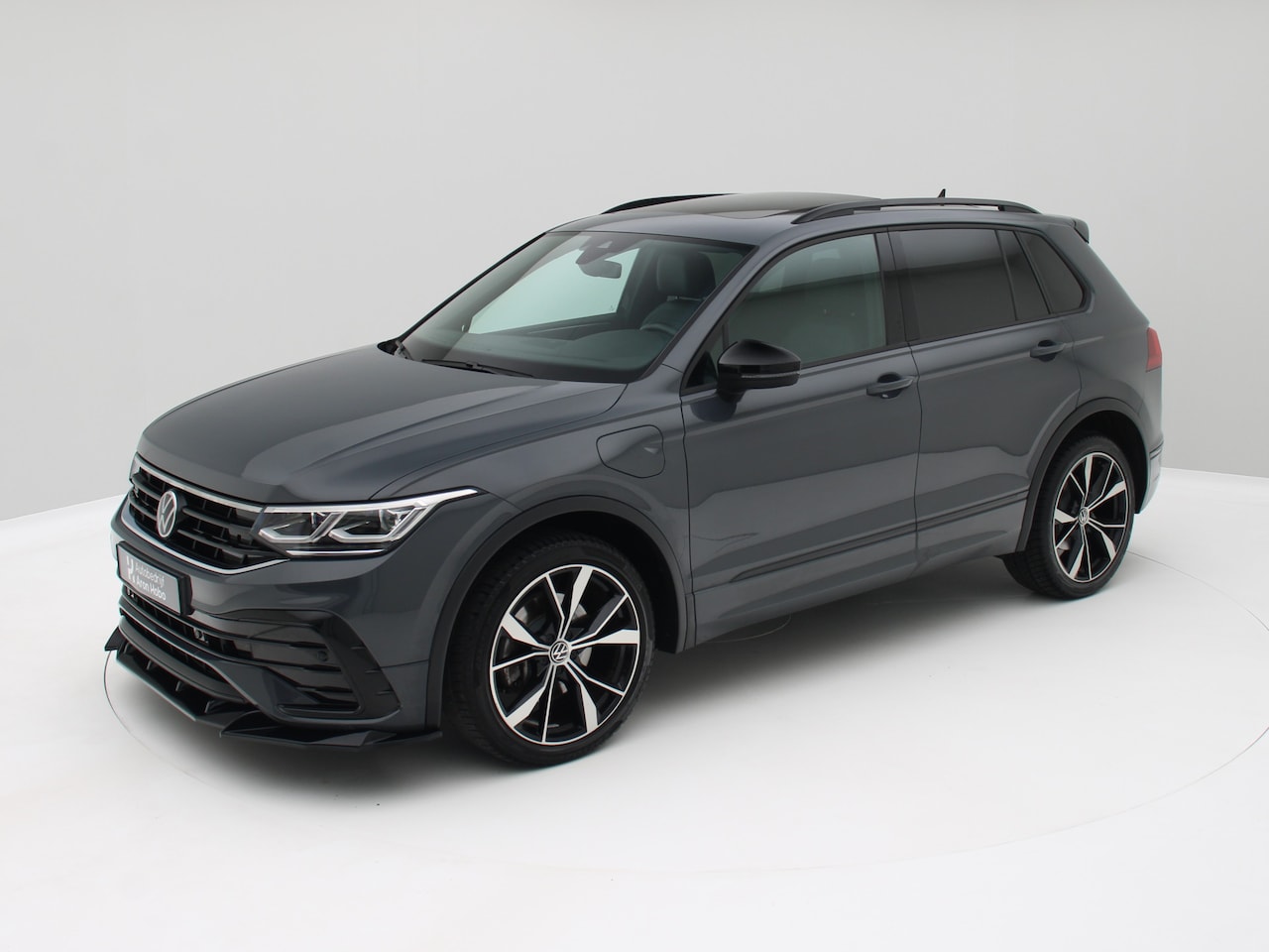 Volkswagen Tiguan - 1.4 TSI eHybrid R-Line Pano, ACC, Camera, Keyless,Trekhaak, Carplay - AutoWereld.nl