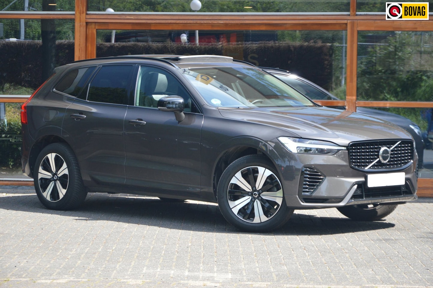 Volvo XC60 - T6 Hybride AWD Plus Dark LONG RANGE| Panoramadak | Harman/Kardon | Camera | Stoel + Stuur - AutoWereld.nl