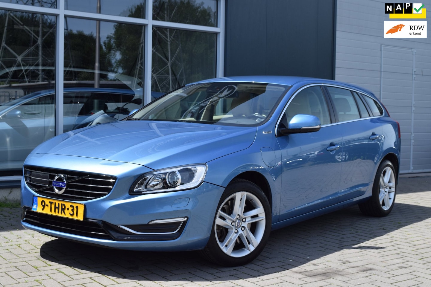 Volvo V60 - 2.4 D6 AWD Plug-In Hybrid Summum | Adaptive Cruise | Spoorassistent | APK 6-2027 - AutoWereld.nl