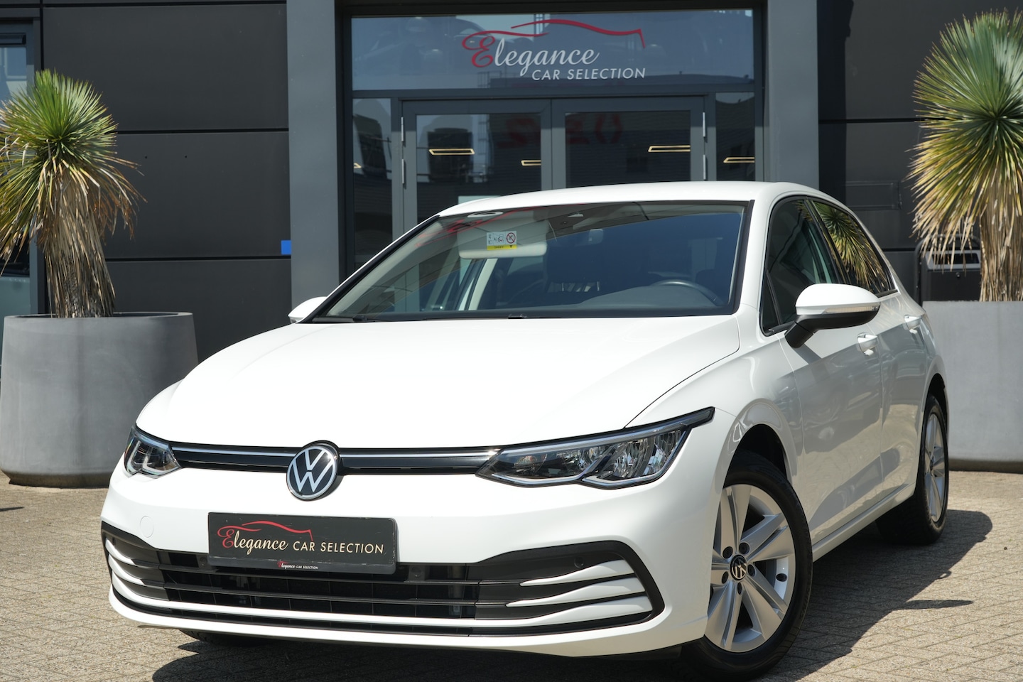 Volkswagen Golf - 1.5 TSI Life 130pk Navigatie/Stoelverwarming/AdaptieveCruiseControl/ - AutoWereld.nl