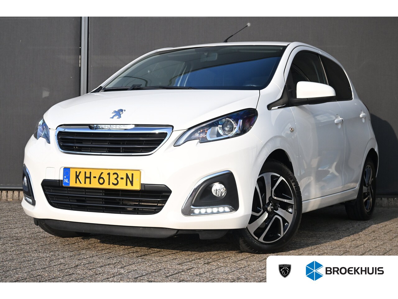 Peugeot 108 - 1.0 VTi Allure Automaat | Navigatie | Achteruitrijcamera | Climate Control | Keyless Entry - AutoWereld.nl