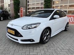 Ford Focus - 2.0 EcoBoost ST-2 | ST-Pack | 18" LMV | Spoiler | Goed onderhouden |