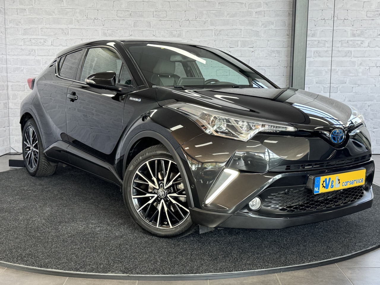 Toyota C-HR - 1.8 Hybrid Black Edition JBL ACC Trekhaak - AutoWereld.nl