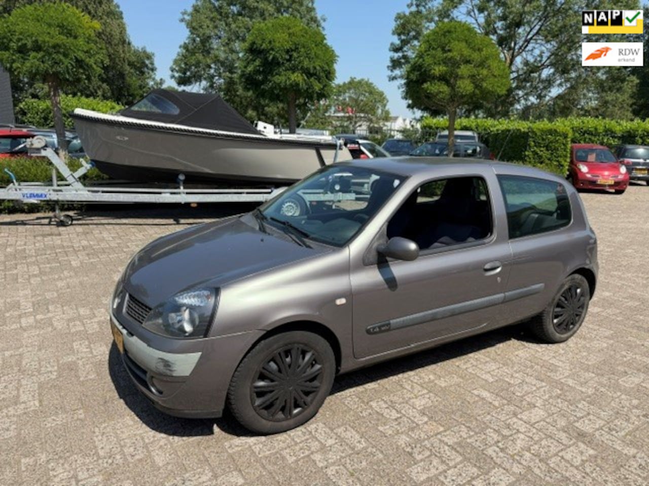 Renault Clio - 1.4-16V Privilège /bj.2003 / kleur: zwart / cruise control / stereo / stuurbekr. /NAP met - AutoWereld.nl