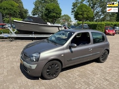 Renault Clio - 1.4-16V Privilège /bj.2003 / kleur: zwart / cruise control / stereo / stuurbekr. /NAP met