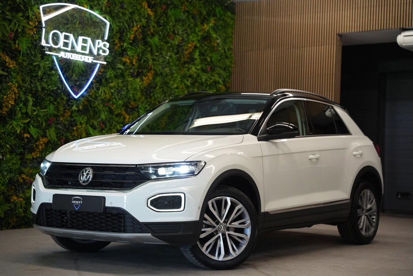 Volkswagen T-Roc - 1.5 TSI ACT IQ.Drive Automaat / Trekhaak / Camera / ACC - AutoWereld.nl
