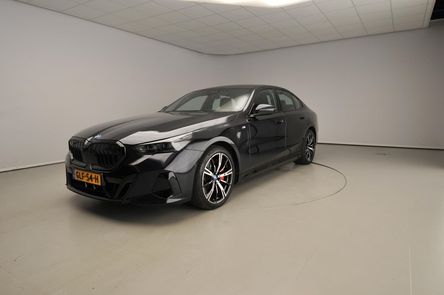 BMW 5-serie - Sedan 550e xDrive M-Sportpakket Pro / Adaptief onderstel / M-Sport remmen / Driving assist - AutoWereld.nl