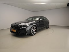 BMW 5-serie - Sedan 550e xDrive M-Sportpakket Pro | LED | HUD | Adaptief onderstel | Achterasbesturing |