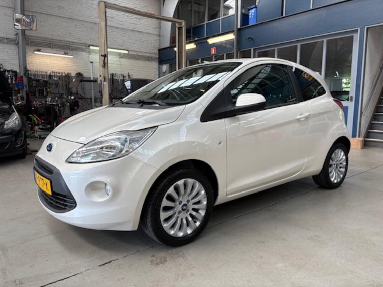 Ford Ka - 1.2 69pk Titanium X | Pearl white | Airco | Lm velgen | Rijklaar prijs! - AutoWereld.nl