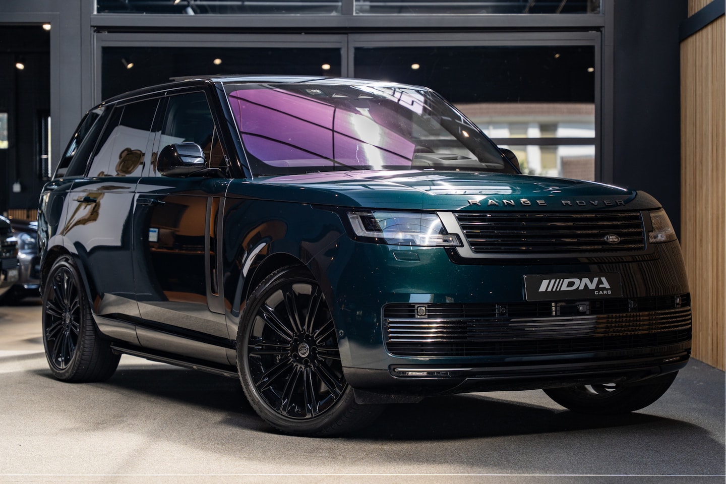 Land Rover Range Rover - P510e SV Massage Trekhaak SVO British Racing Green 3.0 P510e SV PHEV - AutoWereld.nl