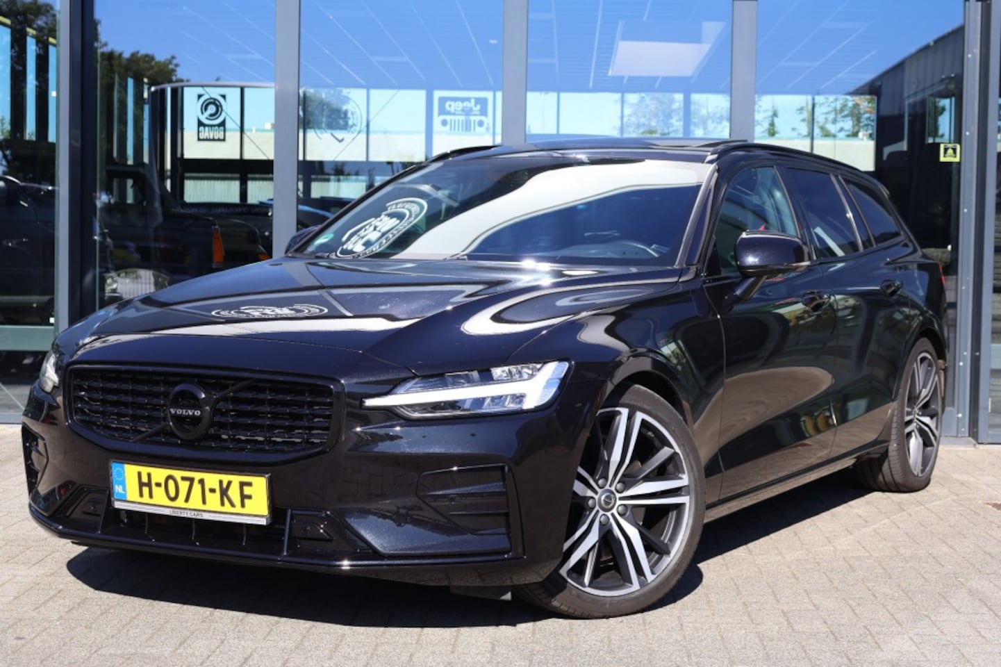 Volvo V60 - 2.0 T5 R-DESIGN / Panorama dak / 250 PK - AutoWereld.nl