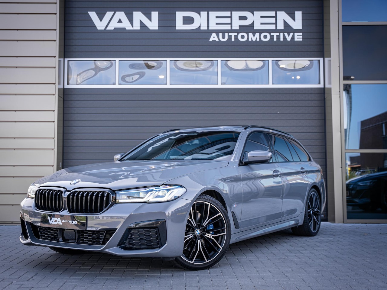 BMW 5-serie Touring - 530i High Executive Edition M-Sport l Pano l Laser l Memory l Trekhaak - AutoWereld.nl