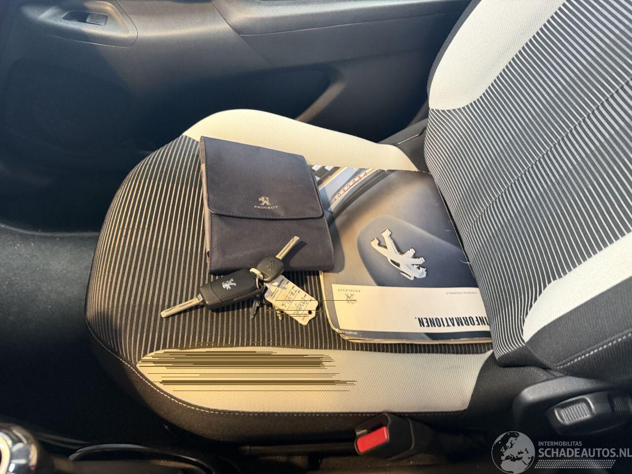 Peugeot 108 - 1.2 TOP! Roland Garros