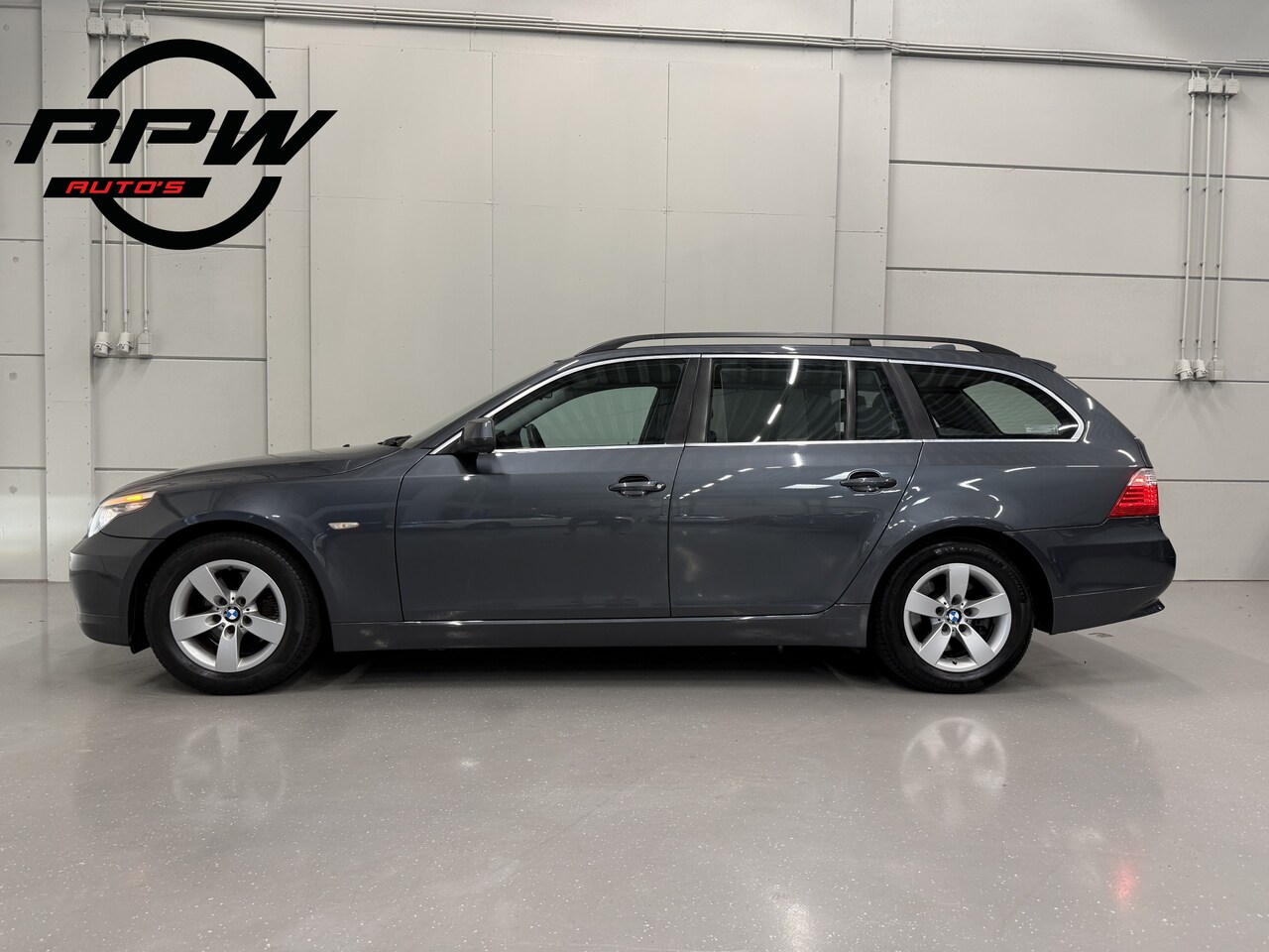 BMW 5-serie Touring - 520i High Exe aut. UNIEK 124DKM!!/PLATINGRAU/TREKHAAK/ZWART LEER COMFORT-SPORT+MEMORY//BI- - AutoWereld.nl
