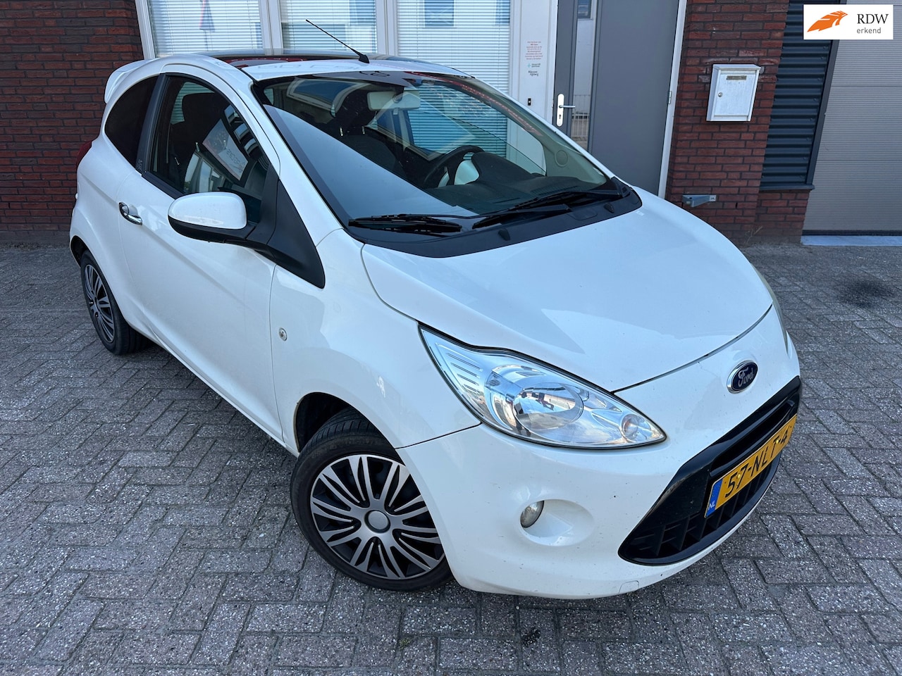 Ford Ka - 1.2 Titanium X / Pano / Clima / PDC / NAP - AutoWereld.nl