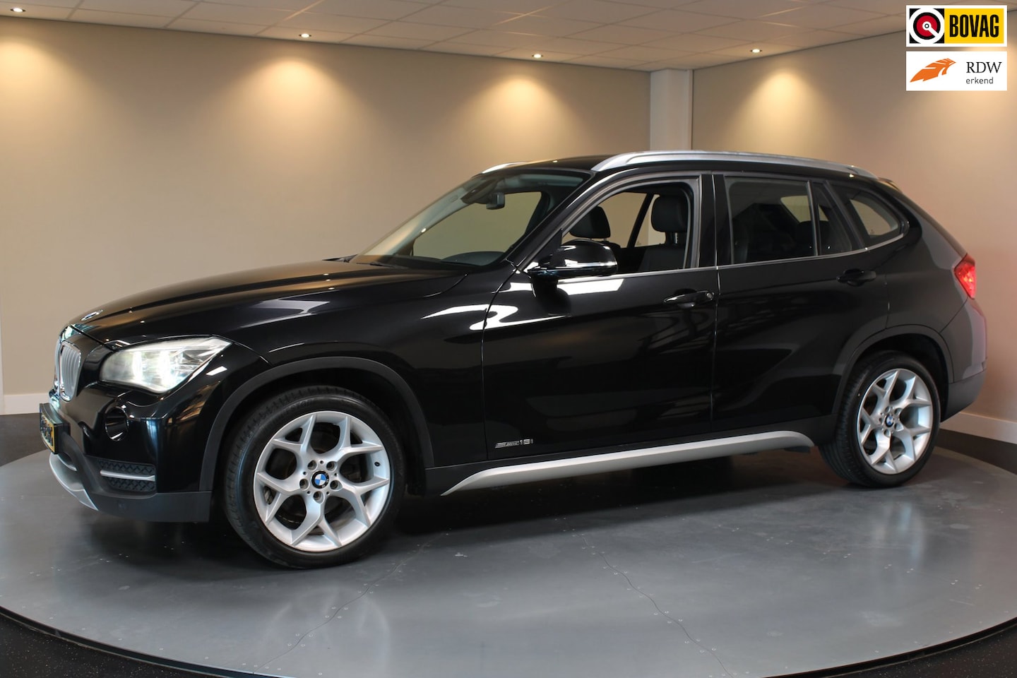 BMW X1 - SDrive18i *Automaat* Stoelverw.|18''|Navi|Cruise|BT|Top onderhouden! - AutoWereld.nl