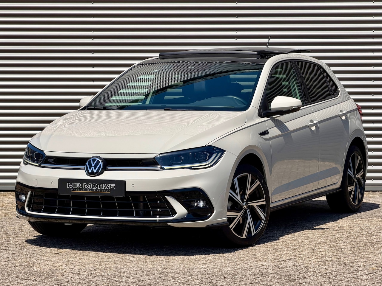 Volkswagen Polo - 1.0 TSI R-Line 110 PK DSG | Panorama I IQ Light | AscotGrau | Dealer Onderhouden | 1e Eige - AutoWereld.nl