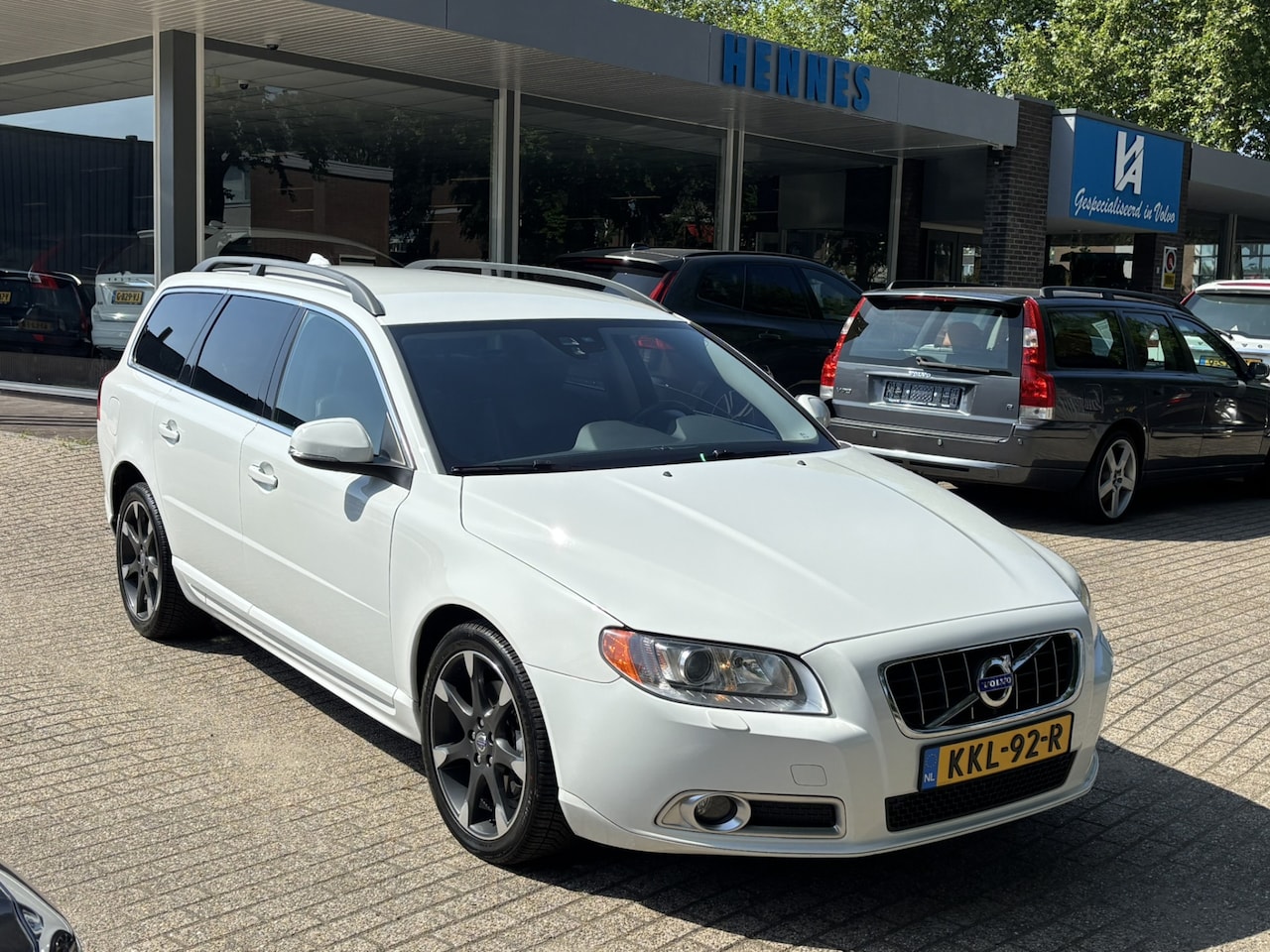 Volvo V70 - 2.5T 231pk Momentum Xenon Stoelverwarming V+A - AutoWereld.nl