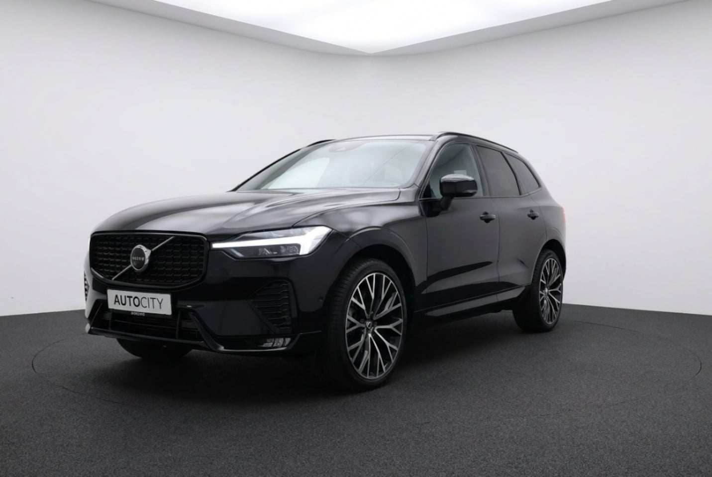 Volvo XC60 - MHEV B5 250pk R Design Pano l Stoelkoeling l Trekhaak l 360 l VO - AutoWereld.nl