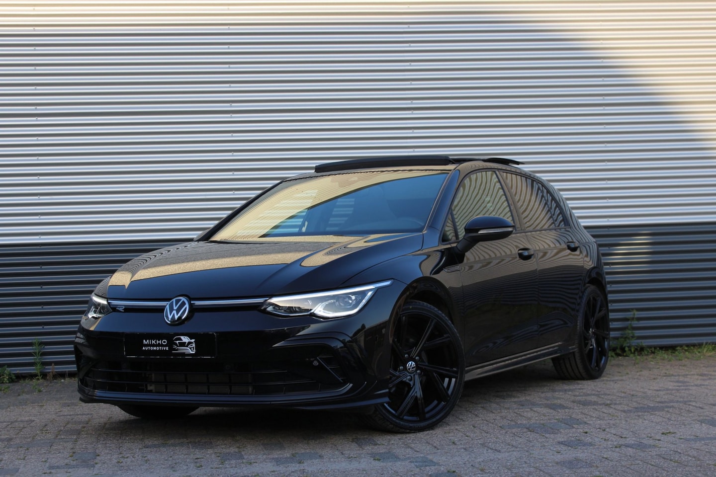 Volkswagen Golf - 1.5 eTSI 3x R-Line | Panoramadak | IQ Light | Trekhaak | Sfeerverlichting | Camera | Lane - AutoWereld.nl