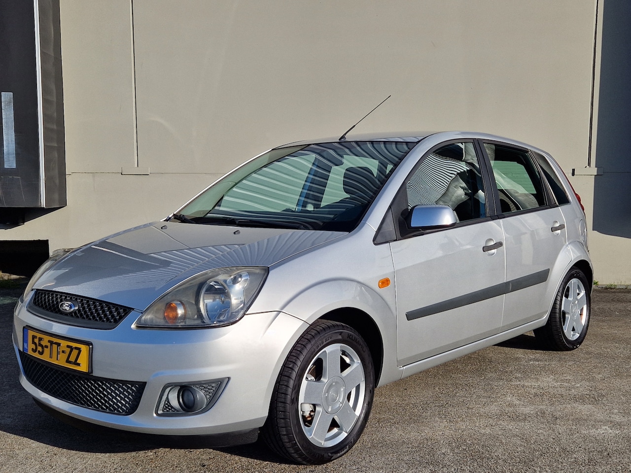 Ford Fiesta - 1.4-16V Futura Airco/Trekhaak/5-drs/Nieuwe Distributieriem - AutoWereld.nl