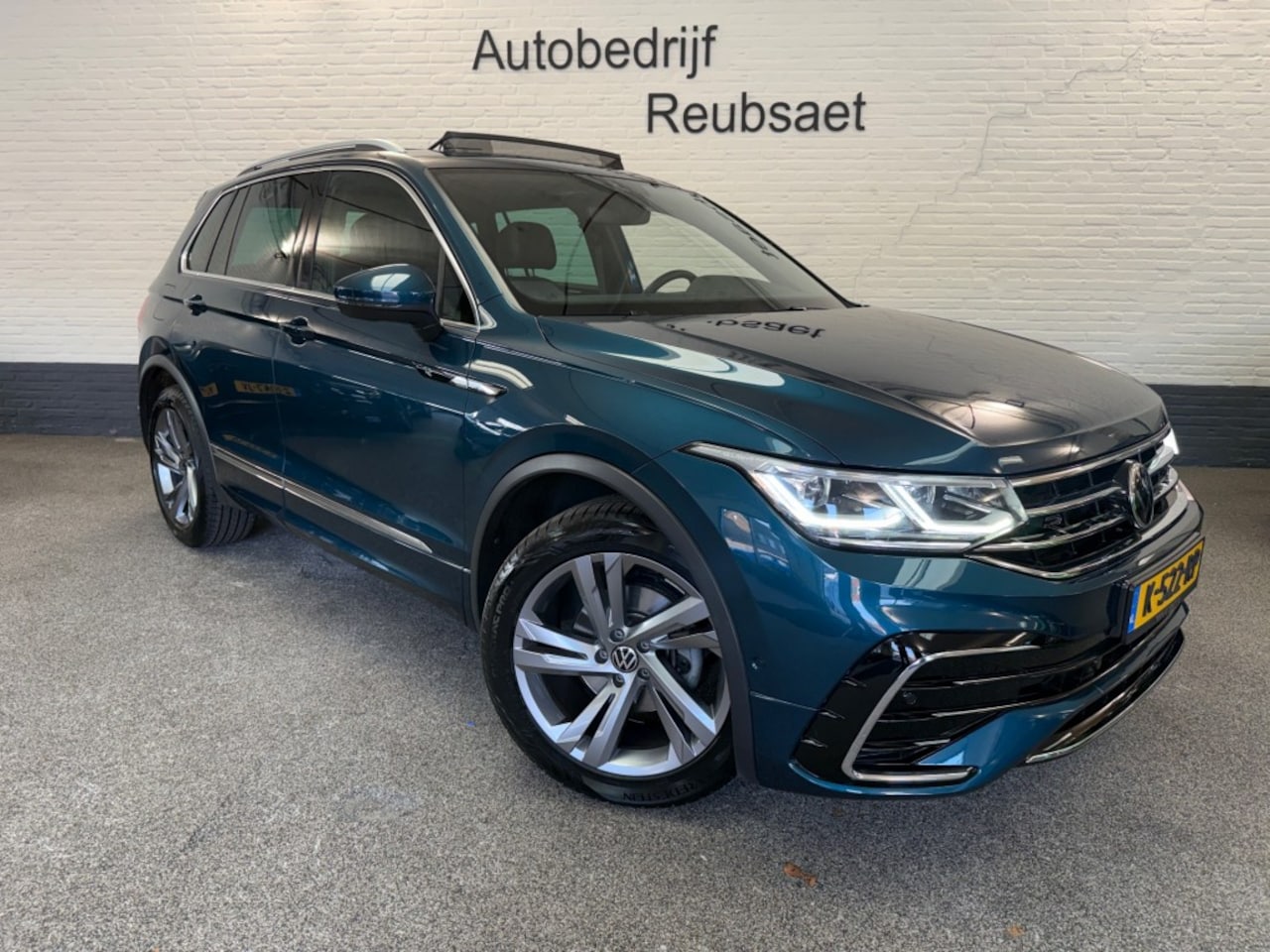 Volkswagen Tiguan - 1.5 TSI R-Line Business+ Nap Panodak HenK IQ-Light ACC Incl 12Mnd Garantie - AutoWereld.nl
