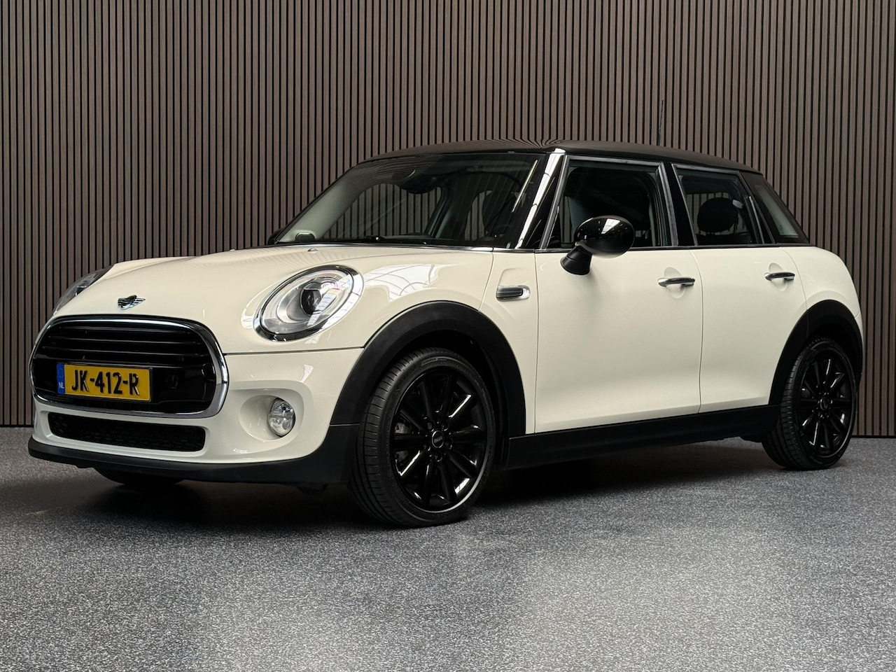 MINI 5-Deurs - 1.5 Cooper Serious Business Automaat | NL Auto | Keyless | Harman/Kardon - AutoWereld.nl