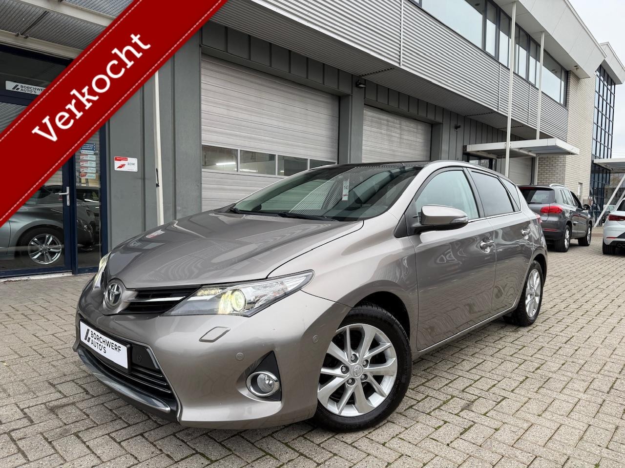 Toyota Auris - 1.6 Benzine | Trekhaak | Pano | Camera | Xenon - AutoWereld.nl