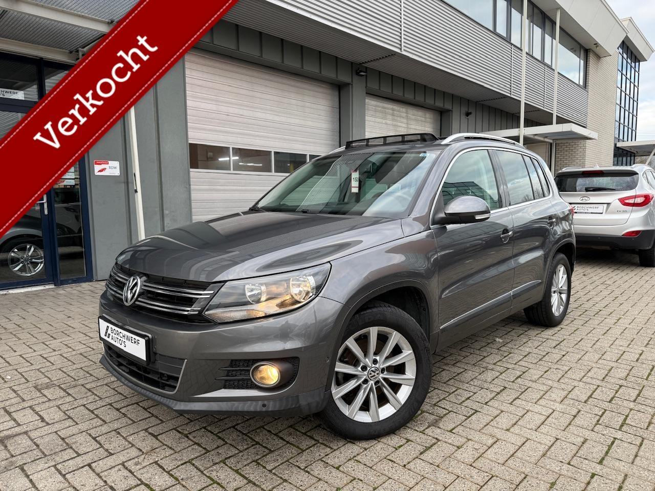 Volkswagen Tiguan - Highline 2.0 TDI | Lage km | Pano | Trekhaak - AutoWereld.nl