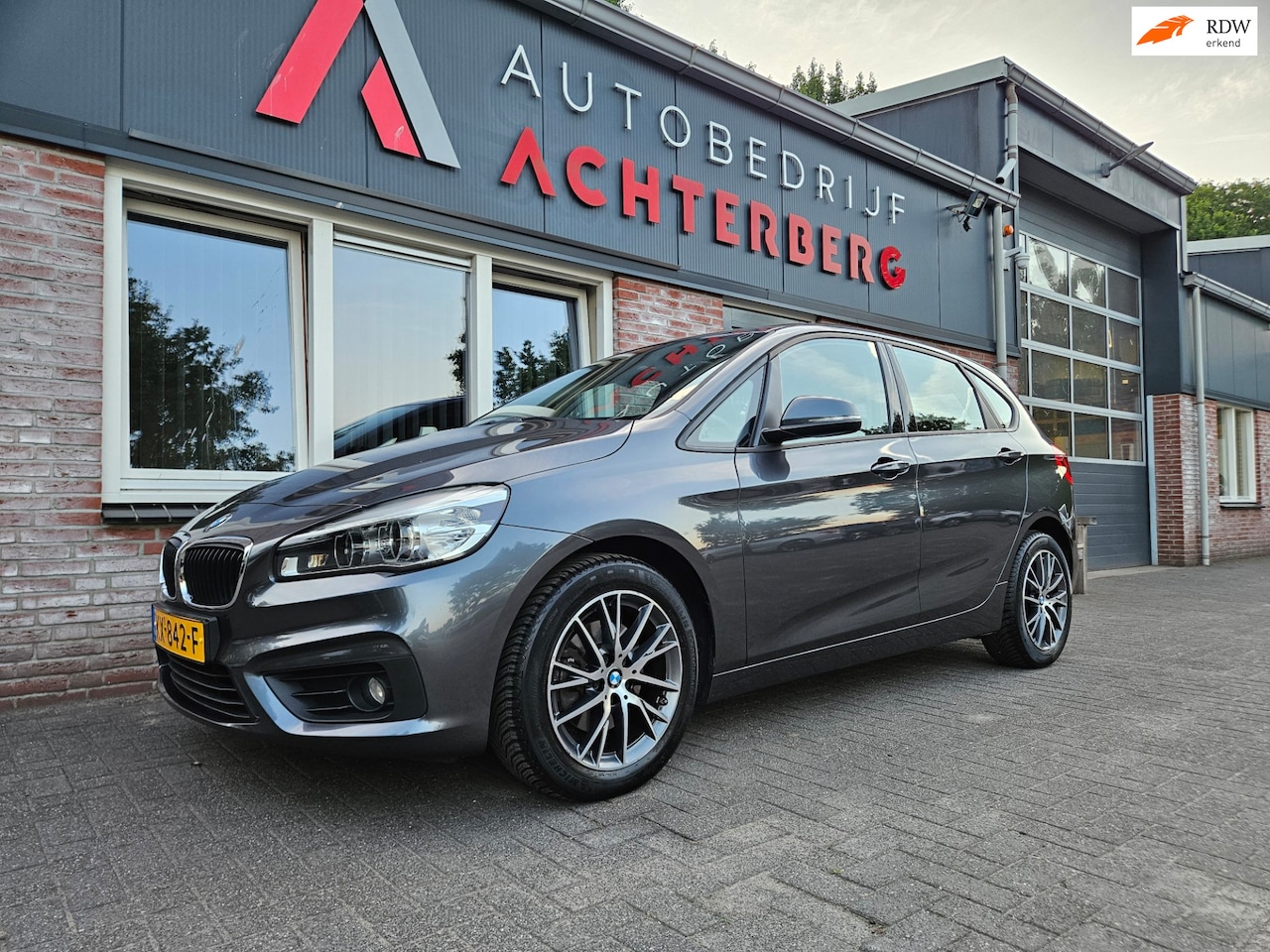 BMW 2-serie Active Tourer - 220i High Executive Automaat! Trekhaak! Panorama/Schuifdak! Nette Auto! - AutoWereld.nl