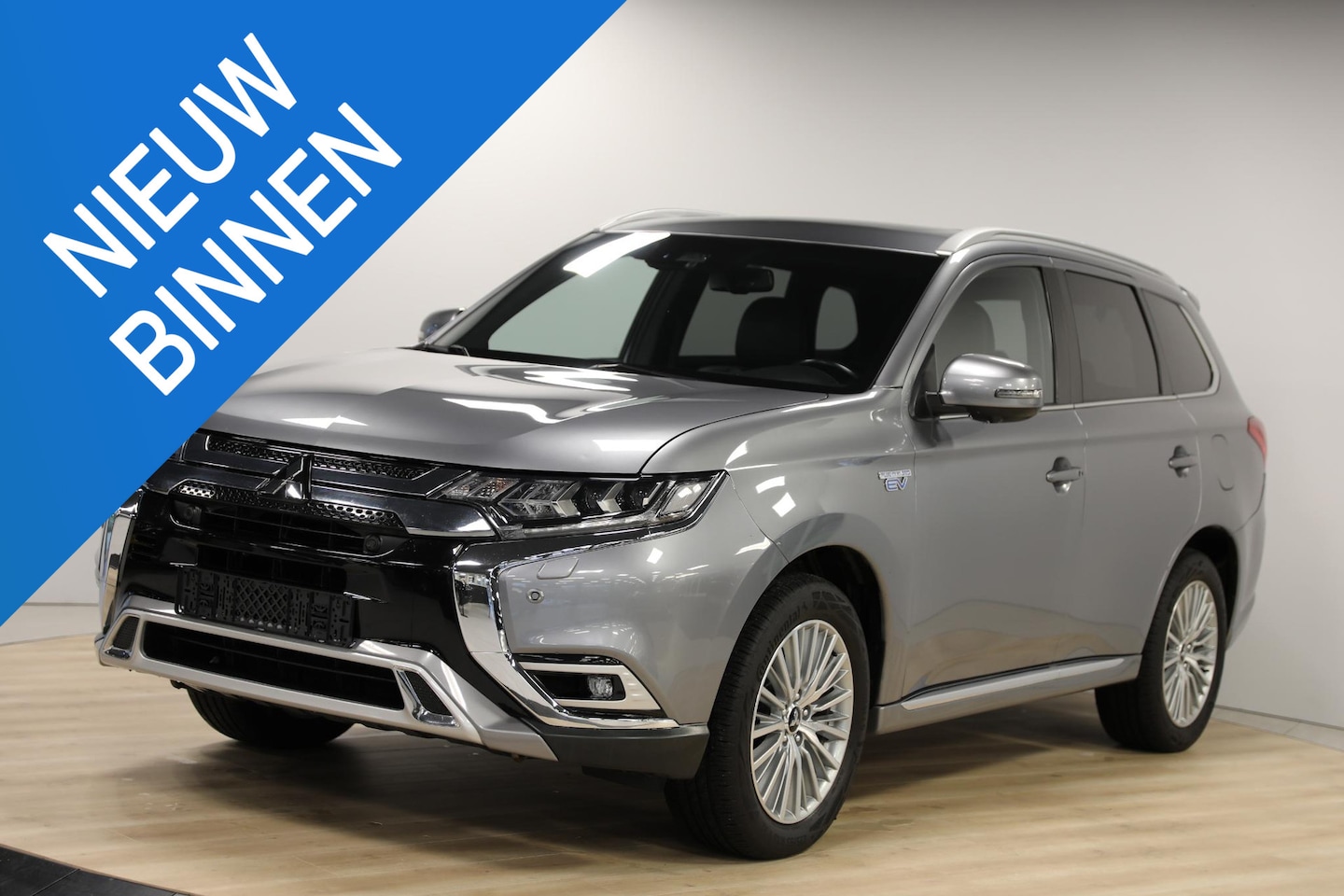 Mitsubishi Outlander - 2.4 PHEV Instyle | Schuif- Kanteldak | Leer | 360 Camera - AutoWereld.nl