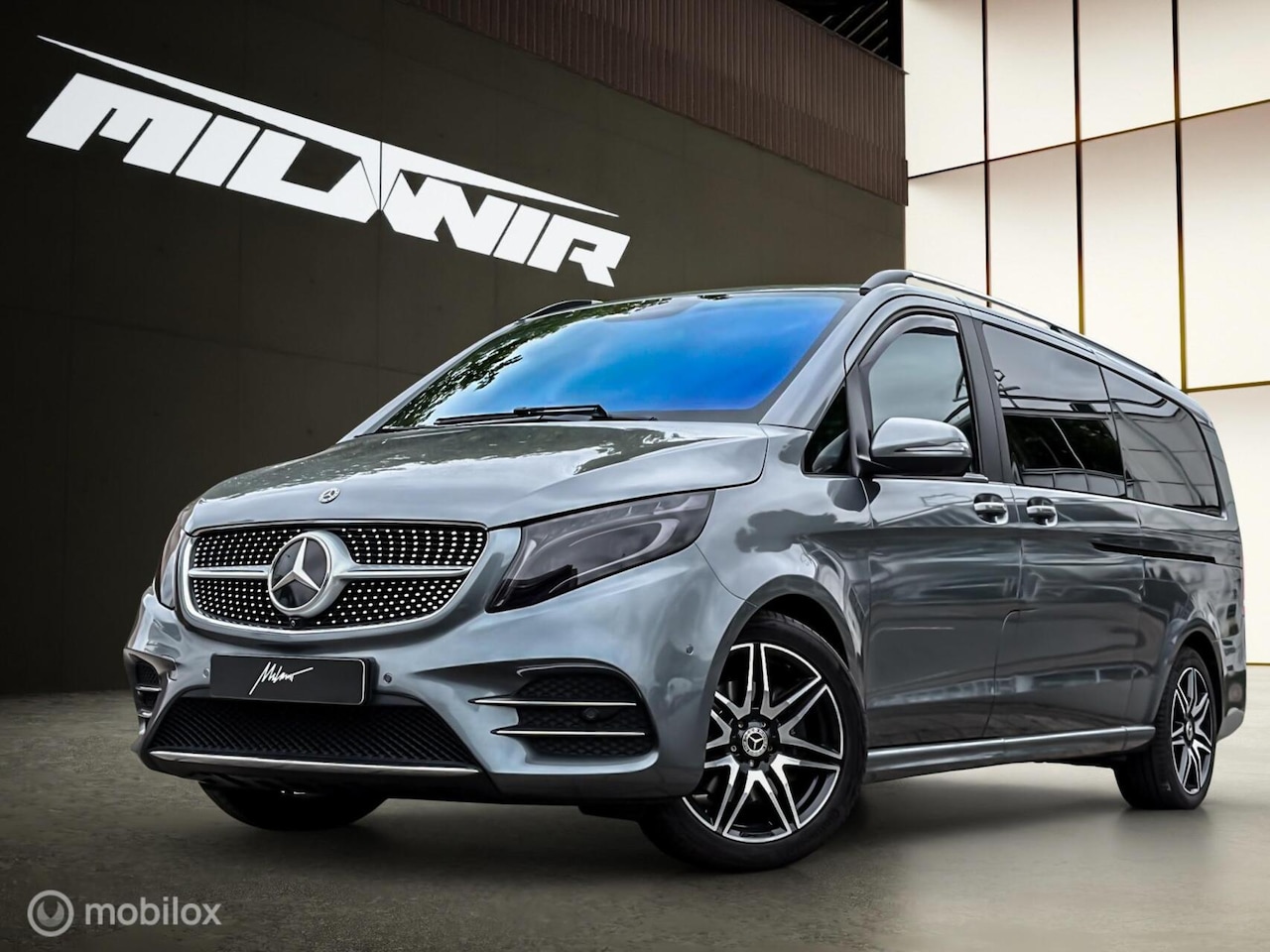 Mercedes-Benz V-klasse - 300d Extra Lang DC AMG Line |Elek. Deuren - AutoWereld.nl