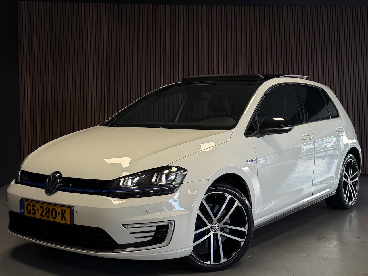 Volkswagen Golf - 1.4 TSI GTE PANO/KEYLESS/LEER/EERSTE EIGENAAR/CAMERA/STOELVERWARMING/APPLE CARPLAY/BOMVOL/ - AutoWereld.nl