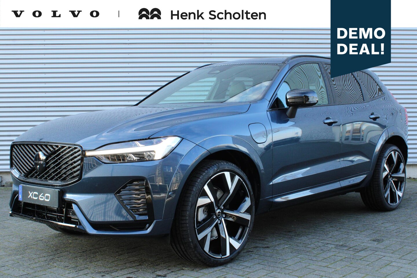Volvo XC60 - T6 AutomaatPlug-in hybrid AWD Plus Black Edition | 22 inch 5-Dubbel Spaaks Glossy Black / - AutoWereld.nl