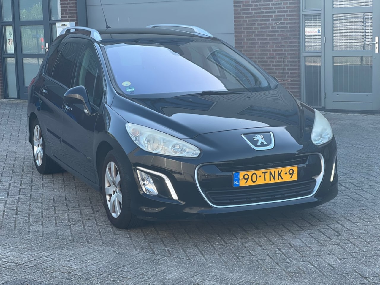 Peugeot 308 SW - 1.6 e-HDi Blue Lease Executive|AUTOMAAT|PANORAMADAK - AutoWereld.nl