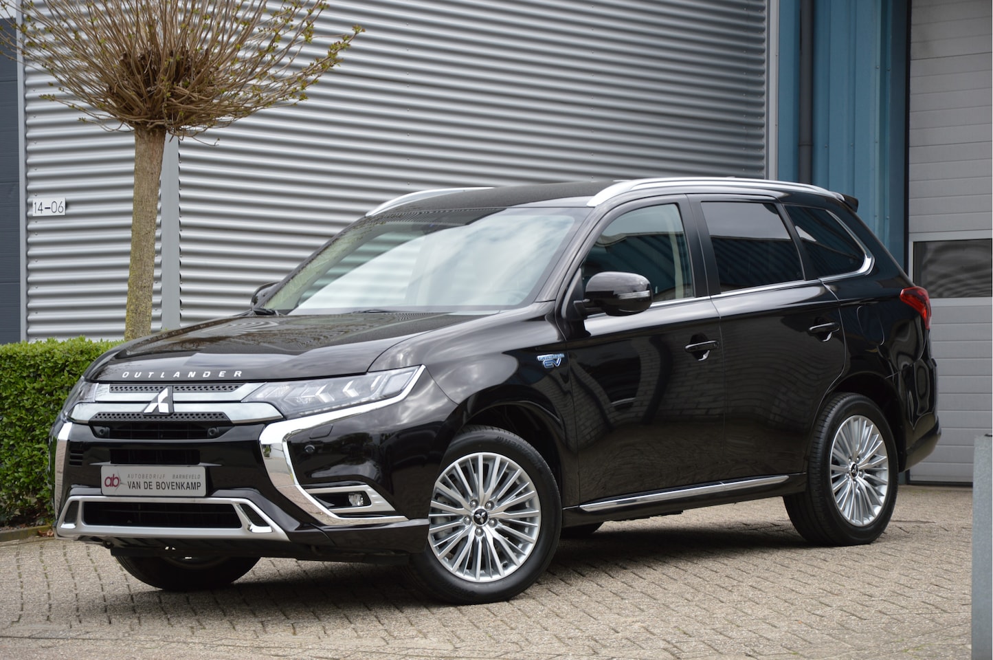 Mitsubishi Outlander - 2.4 PHEV Instyle LED | CAMERA | CAR PLAY | STOELVERWARMING - AutoWereld.nl