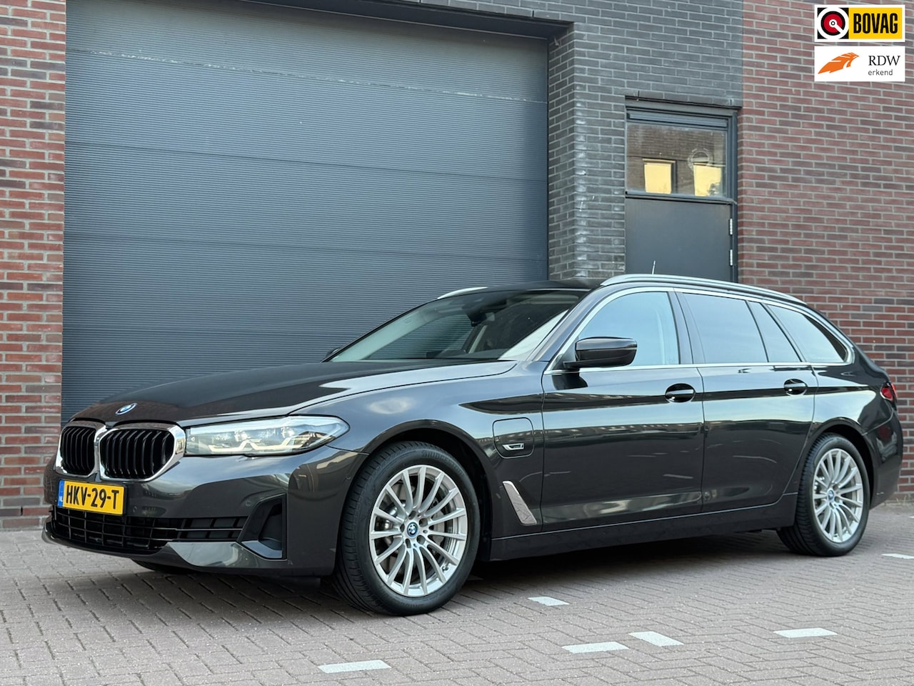 BMW 5-serie Touring - 530e Bus.Ed. Plus, Trekhaak, Camera, Leder, CarPlay, LED, Sfeerverlichting - AutoWereld.nl