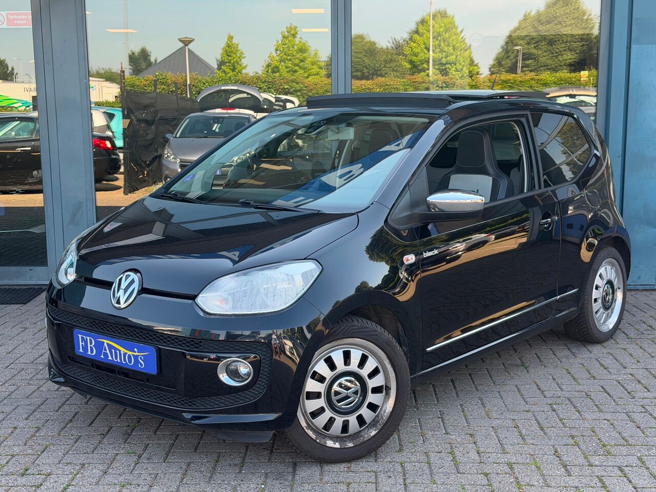 Volkswagen Up! - 1.0 high up! BlueMotion Airco Lmv Navi Panodak - AutoWereld.nl