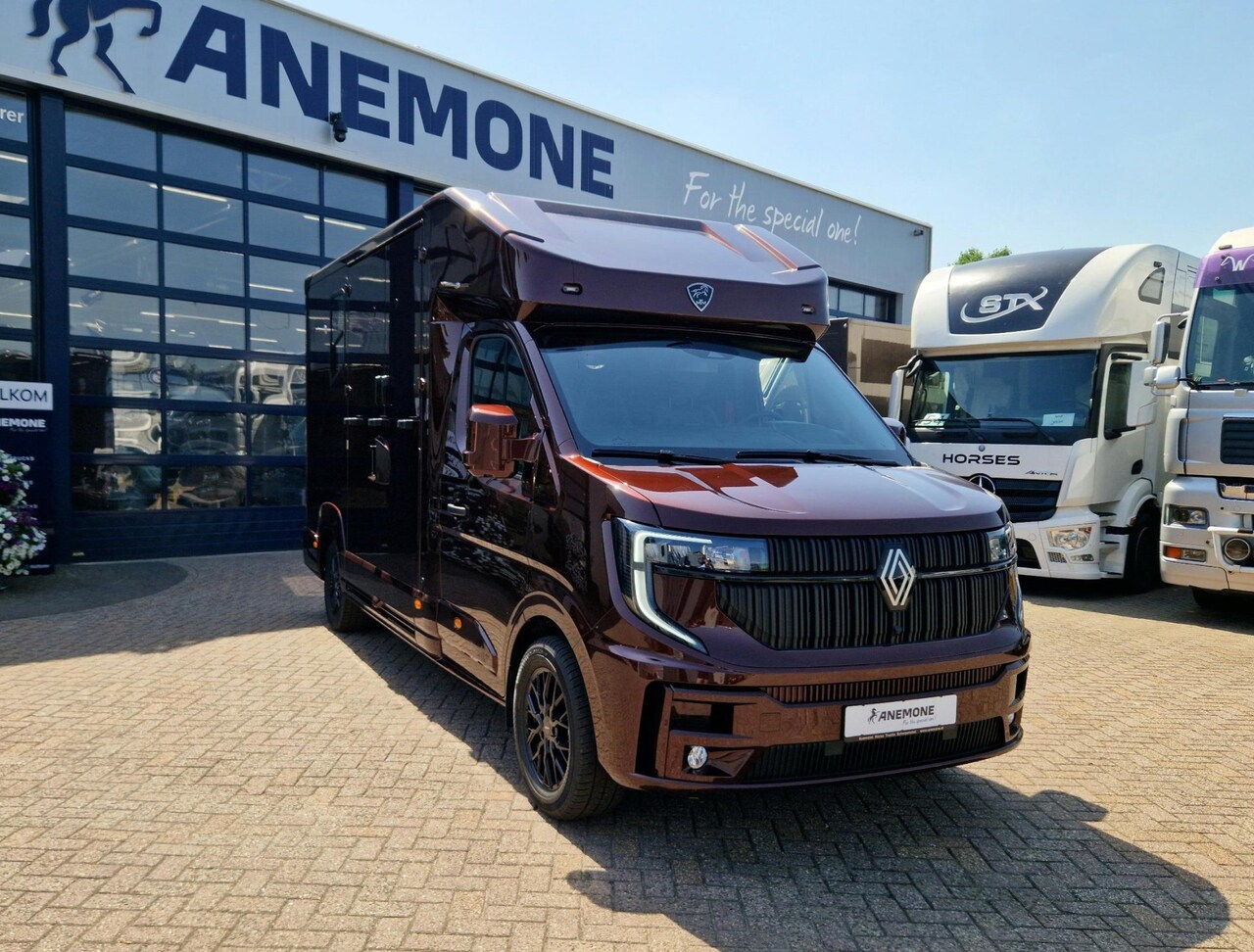 Renault Master Pro - MTM S3 EXCLUSIVE ! Nieuw model paardenwagen voor 2 paarden met een Pro-Safety hengsten uit - AutoWereld.nl