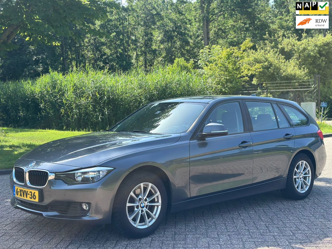 BMW 3-serie Touring - 320i Business/AIRCO/CRUISE/ELECRAMEN VOOR-ACHTER/NAVI/PARKEERSENS ACHTER - AutoWereld.nl