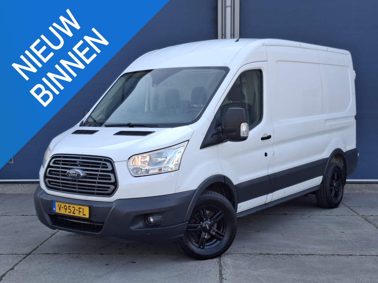 Ford Transit - 330 2.0 TDCI L2H2 Trend AIRCO / CRUISE CONTROLE / NAVI / TREKHAAK /  EURO 6 - AutoWereld.nl