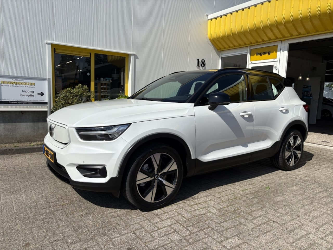 Volvo XC40 - Recharge P8 AWD R-Design Navi Stoelverwarming - AutoWereld.nl