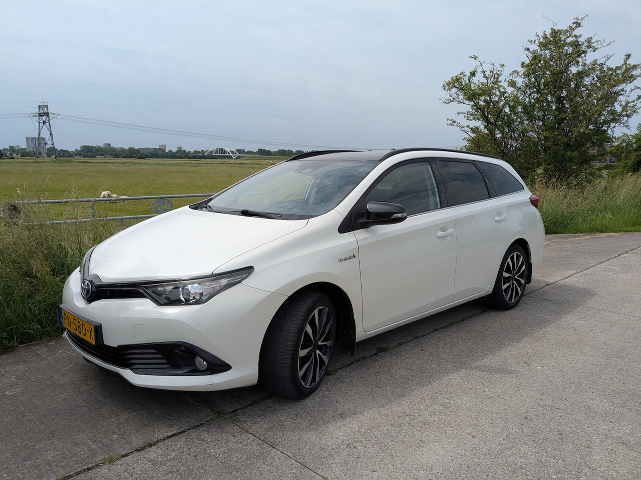 Toyota Auris Touring Sports - 1.8 Hybrid Black Edition - AutoWereld.nl