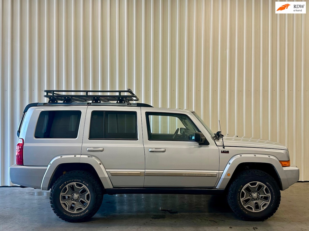 Jeep Commander - 5.7 V8 Hemi Limited 7persoons uniek - AutoWereld.nl