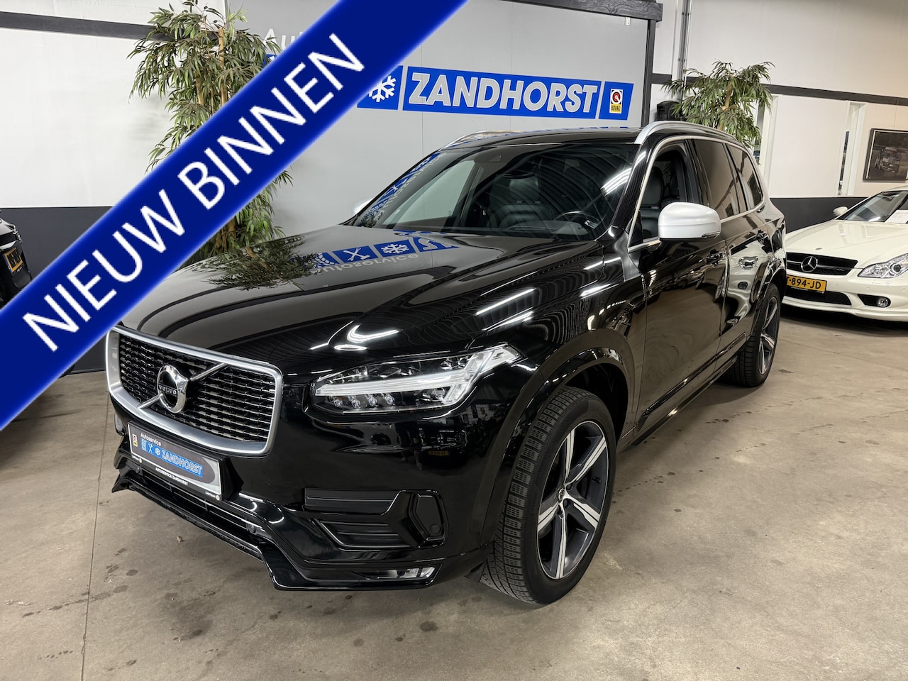 Volvo XC90 - 2.0 T5 AWD R-Design // Panodak // Caplay // sportstoelen met geheugen - AutoWereld.nl