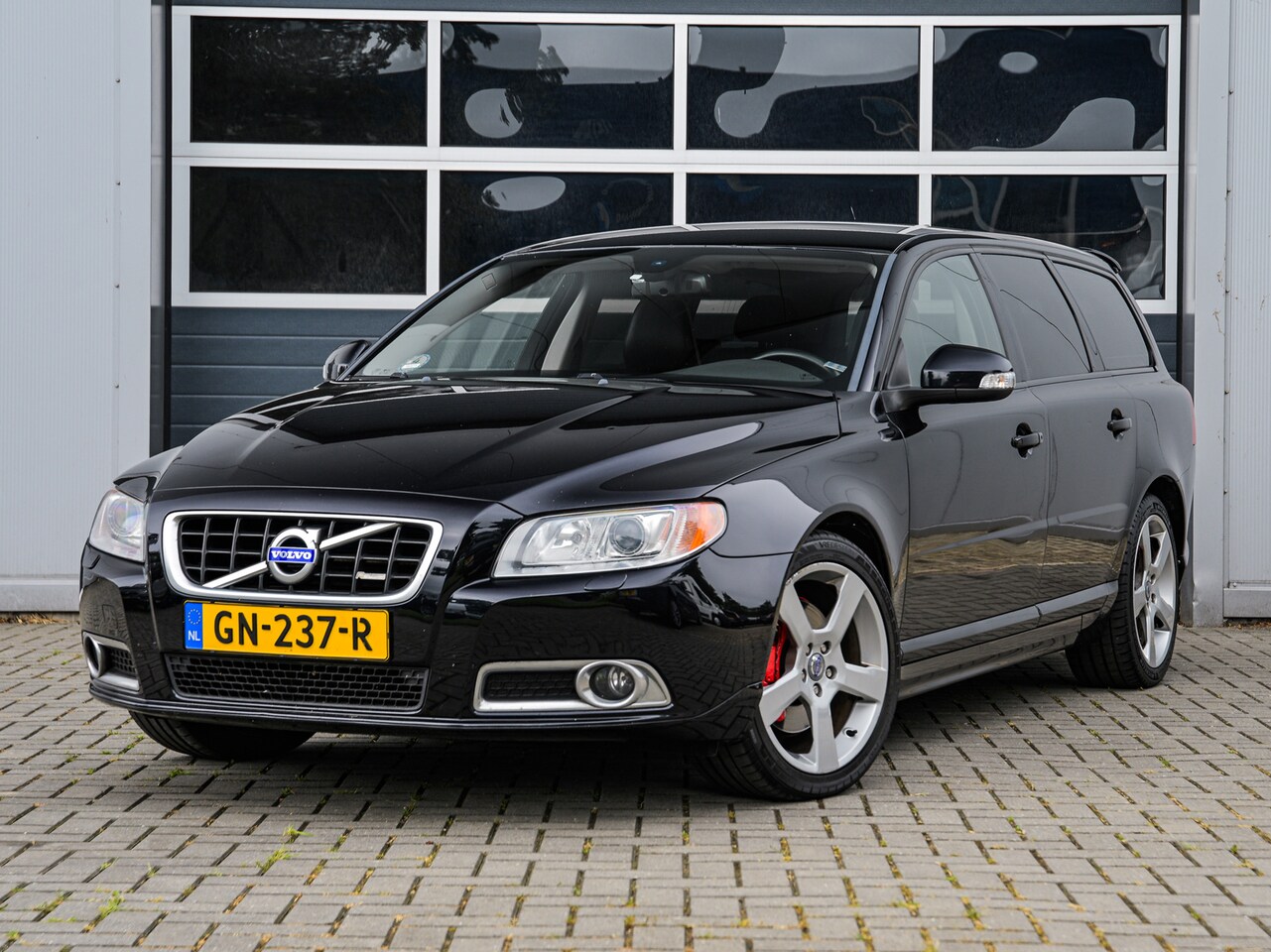 Volvo V70 - 2.0 T5 240pk Summum | R-design | Leder | Xenon | Climate control | Cruise control | Trekha - AutoWereld.nl
