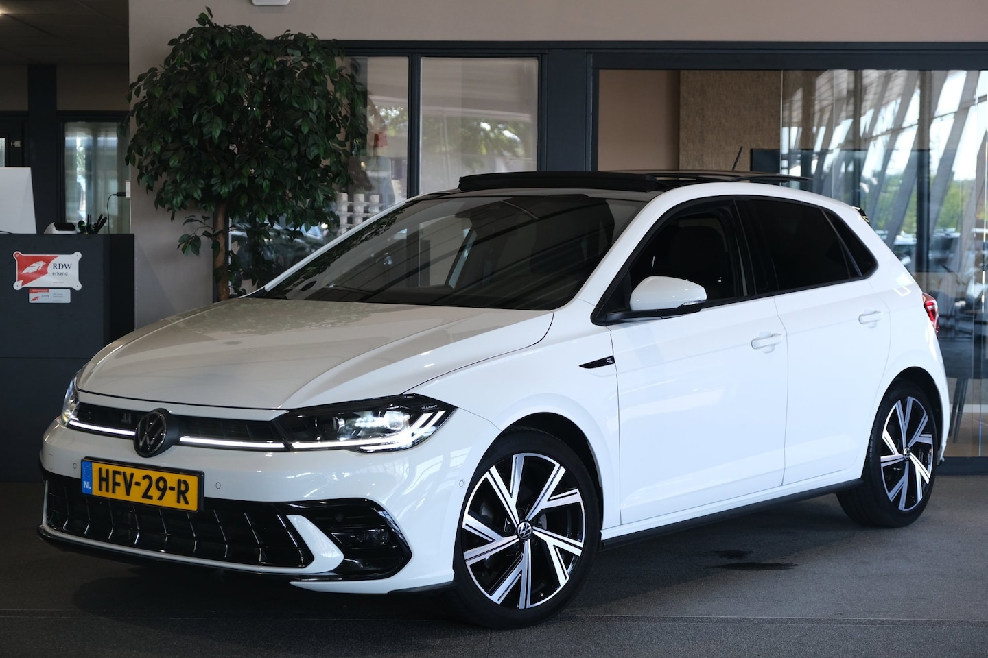 Volkswagen Polo - 1.0 TSI R-Line DSG 110 PK Pano Navi ACC Pdc Led Carplay - AutoWereld.nl