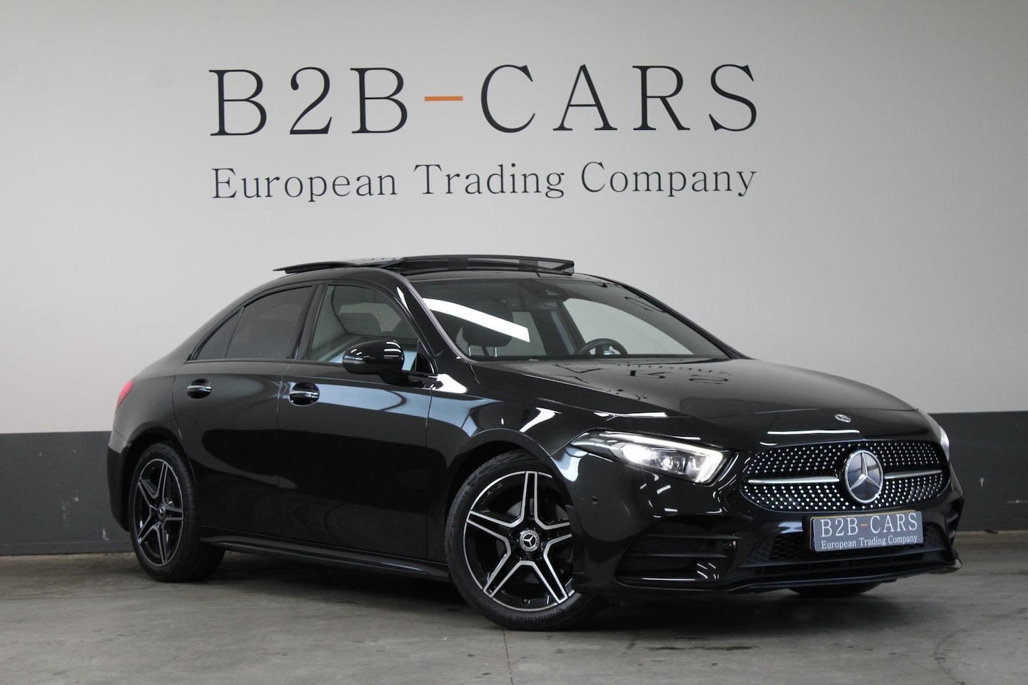 Mercedes-Benz A-klasse - 180 AMG Limo | pakket |  Panorama | Multibeam LED - AutoWereld.nl