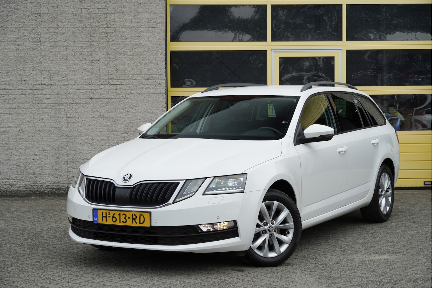 Skoda Octavia Combi - 1.0 TSI Style Business Edition BJ2020 Lmv | Led V+A | Pdc | Trekhaak | App-Connect | Navi - AutoWereld.nl