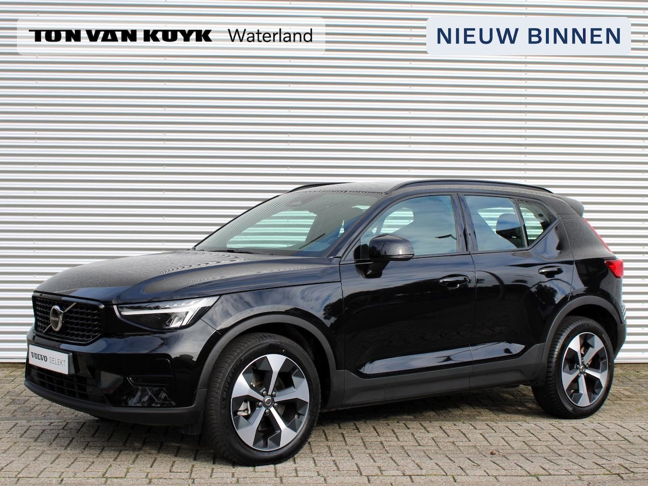 Volvo XC40 - 2.0 B4 Plus Dark Automaat / Trekhaak / All-seasonbanden / 19" velgen / Verwarmd voorruit - AutoWereld.nl